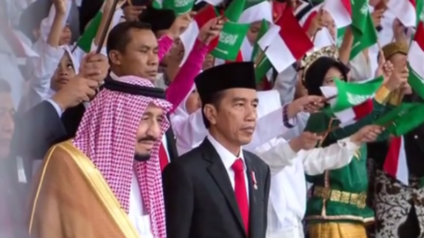 الملك سلمان بن عبدالعزيز يوجه رسالة للشعب الإندونيسي من جوال رئيس الجمهورية الإندونيسية اثناء الغداء